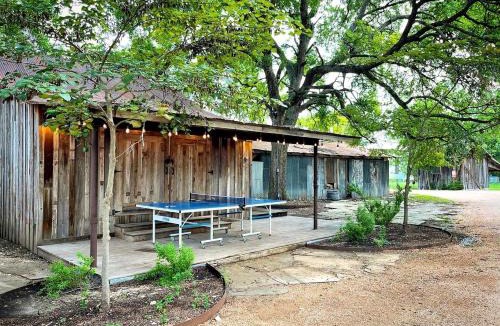 Seguin House | Tranquil Family Vacation by a Creek: Luxury Tented Cabin in Seguin, Texas