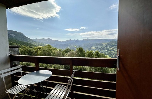 Murat-le-Quaire Apartment | Tranquil Flat for 5 in Murat-le-Quaire