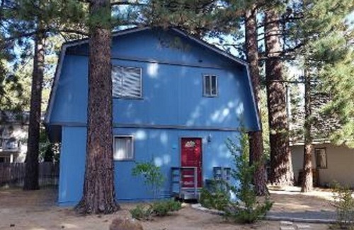 Highland Woods House | Tranquil fully renovated spacious home a few steps from Barton Meadow