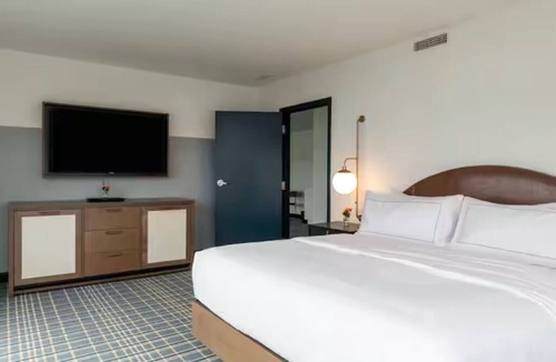Canandaigua Hotel | Tranquil Getaway Offering Poolside Service, Kayaking and Breathtaking Views