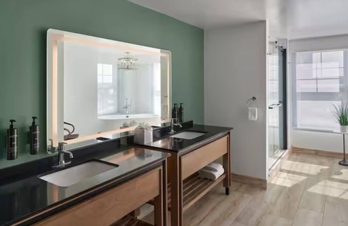 Canandaigua Hotel | Tranquil Getaway Offering Poolside Service, Kayaking and Breathtaking Views