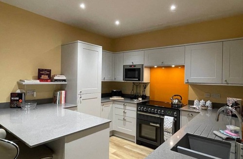 Padfield House | Tranquil Glossop Retreat - Pets Welcome