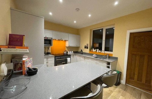 Padfield House | Tranquil Glossop Retreat - Pets Welcome