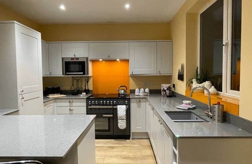 Padfield House | Tranquil Glossop Retreat - Pets Welcome