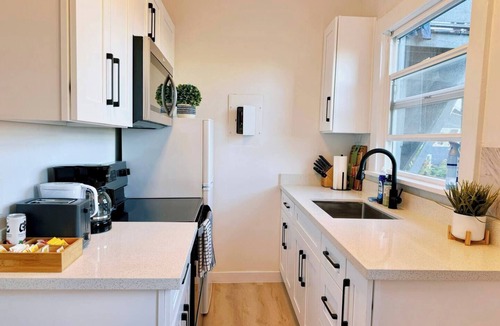 Wallingford Apartment | Tranquil Green Retreat near UW