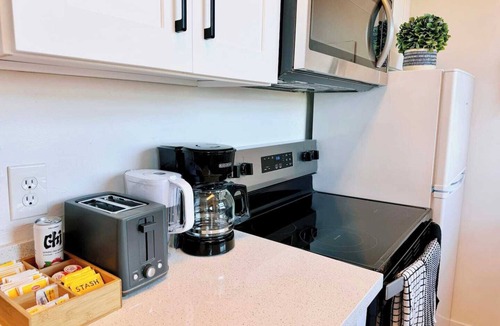 Wallingford Apartment | Tranquil Green Retreat near UW