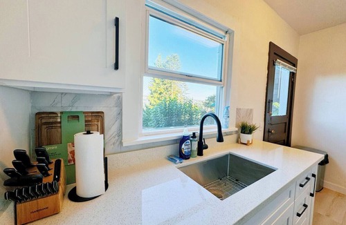 Wallingford Apartment | Tranquil Green Retreat near UW