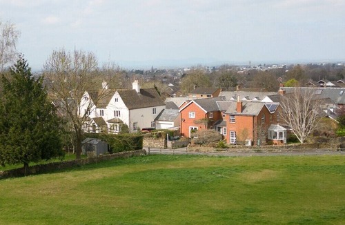 Cheltenham House | Tranquil Home on Leckhampton Hill with EV Charger