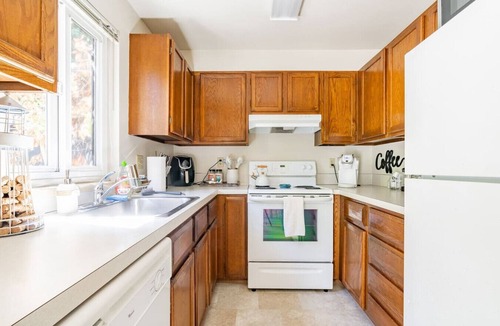 Gatewood Apartment | Tranquil king bed suite near ocean