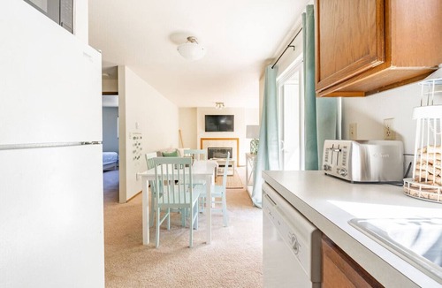 Gatewood Apartment | Tranquil king bed suite near ocean