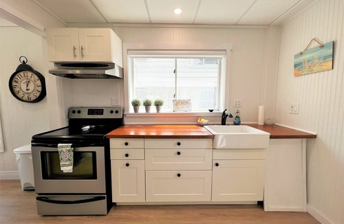 Kingsville Cottage | Tranquil Kingsville Cottage - Private Beach & Pet-Friendly!