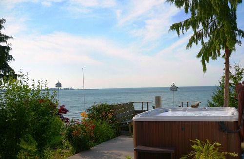 Virgil House | Tranquil Lake Front Home In NOTL with Hot Tub, Long-Term Stays