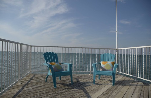 Virgil House | Tranquil Lake Front Home In NOTL with Hot Tub, Long-Term Stays