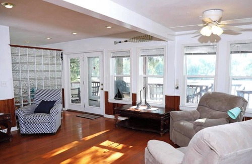 Jamesville House | Tranquil lake home