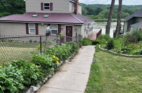 Jamesville House | Tranquil lake home