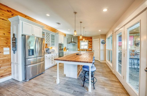 Burnet House | Tranquil Lake LBJ getaway! No boat traffic. Swim, Kayak, SUP & Fish in Peace!