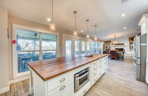 Burnet House | Tranquil Lake LBJ getaway! No boat traffic. Swim, Kayak, SUP & Fish in Peace!