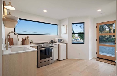 Bryn Mawr-Skyway House | Tranquil Lake View Guest Retreat