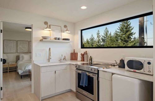 Bryn Mawr-Skyway House | Tranquil Lake View Guest Retreat