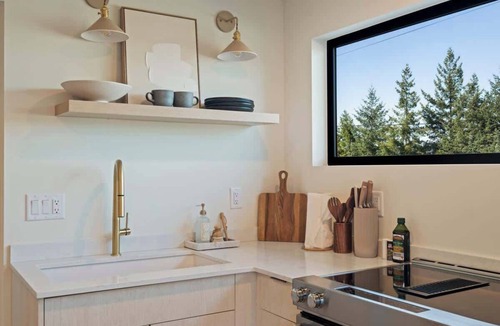 Bryn Mawr-Skyway House | Tranquil Lake View Guest Retreat