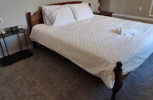 Rowland Cabin | Tranquil Lakefront Getaway ~ King Master~ Backyard