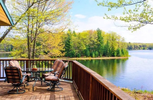 St. Helen House | Tranquil Lakefront Log Cabin with Breathtaking Views.