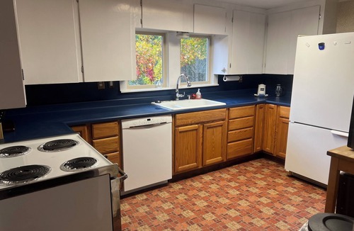 Corvallis House | Tranquil Lakeside Homenn