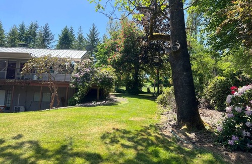 Corvallis House | Tranquil Lakeside Homenn