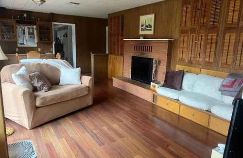 Corvallis House | Tranquil Lakeside Homenn