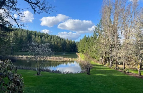 Corvallis House | Tranquil Lakeside Home