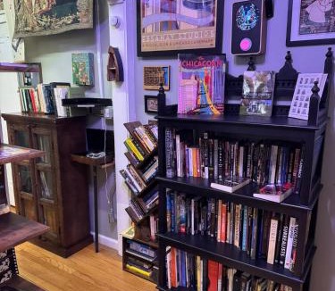 Albany Park Apartment | Tranquil Library 2brm 1bath private eclectic apt at Solar Lodge
