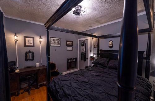 Albany Park Apartment | Tranquil Library 2brm 1bath private eclectic apt at Solar Lodge