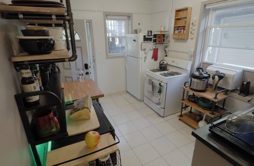 Albany Park Apartment | Tranquil Library near Brown Line 2 bed 1 bath vintage private unit @ Solar Lodge