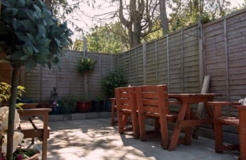 Cannards Grave Cabin | Tranquil log Cabin With Private Garden