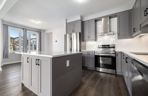 Munster Hamlet - Richmond House | Tranquil lovely townhome in Ottawa, Modern & bright + dedicated office area.