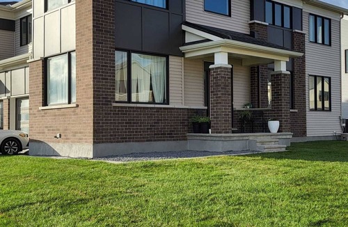 Munster Hamlet - Richmond House | Tranquil lovely townhome in Ottawa, Modern & bright + dedicated office area.