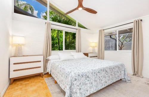 Portlock House | Tranquil Marina Front Pool House Resort