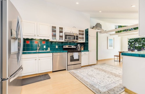 Portlock House | Tranquil Marina Front Pool House Resort