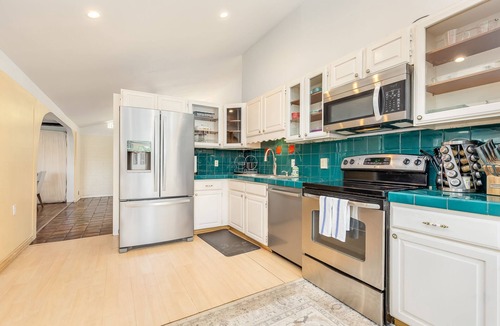 Portlock House | Tranquil Marina Front Pool House Resort