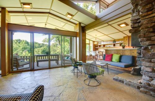 Hardy House | Tranquil Mid-Century Modern Cottage w/Forest View