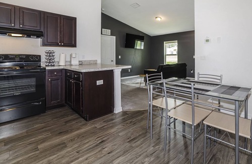 Silver Springs Shores House | Tranquil & Modern ~ 20min to Downtown ~ King Beds!