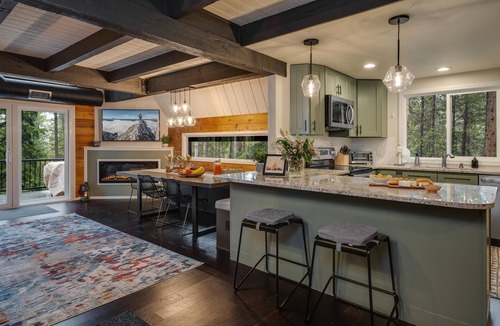 Lakeshore Cabin | Tranquil modern hike + ski Breck cabin w/Fast WiFi, HotTub, FirePit, 2 Kitchens