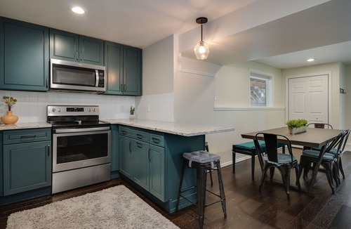 Lakeshore Cabin | Tranquil modern hike + ski Breck cabin w/Fast WiFi, HotTub, FirePit, 2 Kitchens