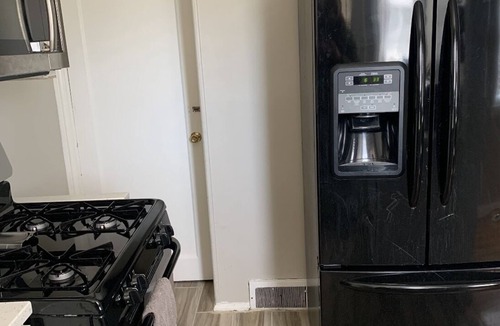 East Orange House | Tranquil Modern Townhome