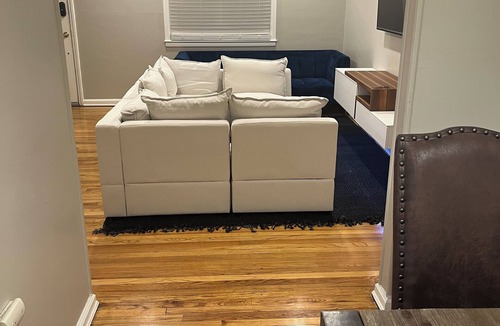 East Orange House | Tranquil Modern Townhome