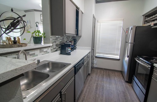 Jersey Village House | Tranquil Modern 3BR Townhome w/Pools, Gym, & Private Baths - Jersey Village