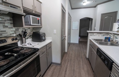 Jersey Village House | Tranquil Modern 3BR Townhome w/Pools, Gym, & Private Baths - Jersey Village