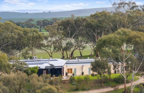 Clare And Gilbert Valleys Council House | Tranquil motel style large room.
