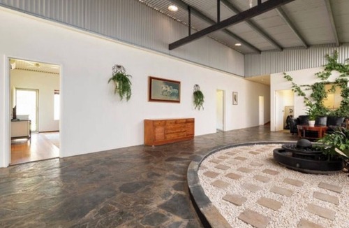 Clare And Gilbert Valleys Council House | Tranquil motel style large room.