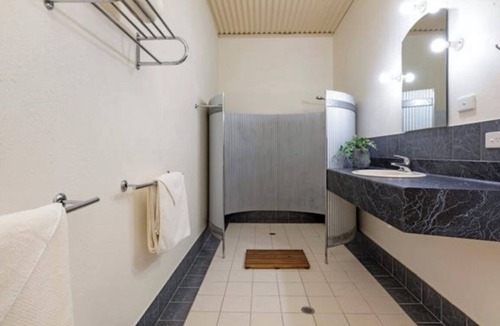 Clare And Gilbert Valleys Council House | Tranquil motel style large room.